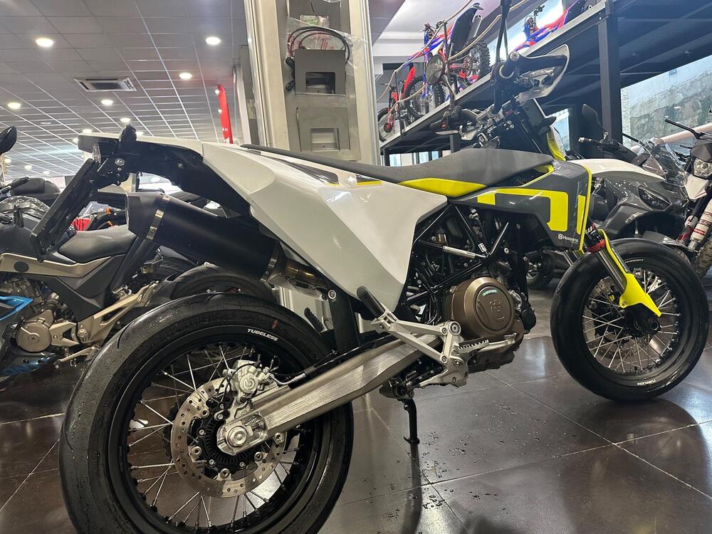 Husqvarna 701 Supermoto (2022) (3)