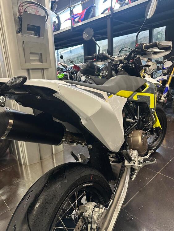 Husqvarna 701 Supermoto (2022) (4)