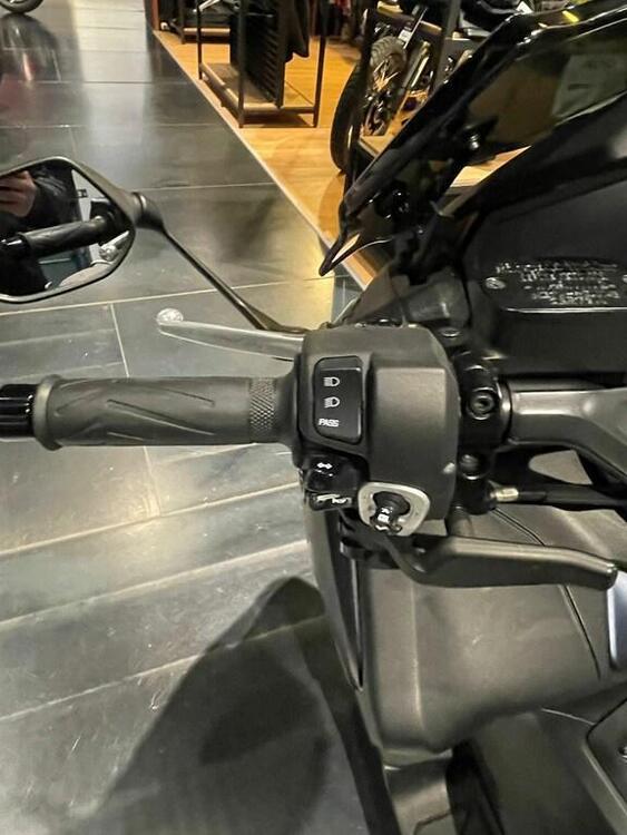 Yamaha T-Max 560 (2022 - 24) (3)