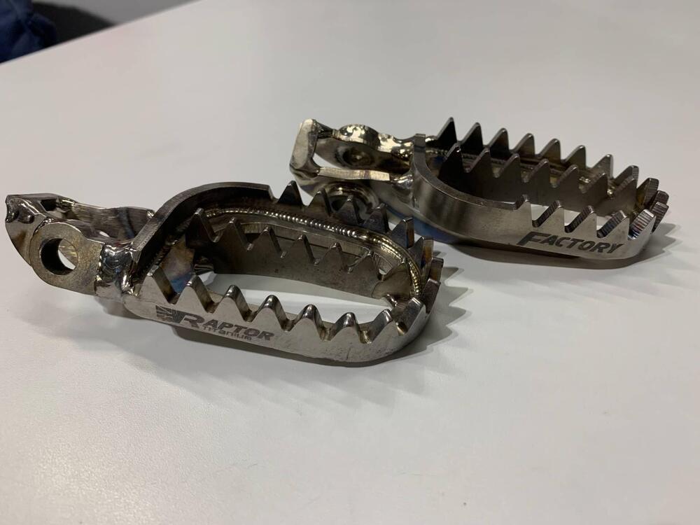 Pedane Raptor Titanium per Husqvarna / KTM / GAS G (5)