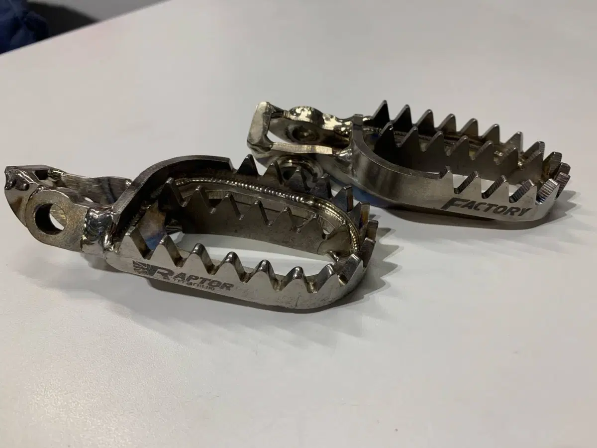 Pedane Raptor Titanium per Husqvarna / KTM / GAS G (3)