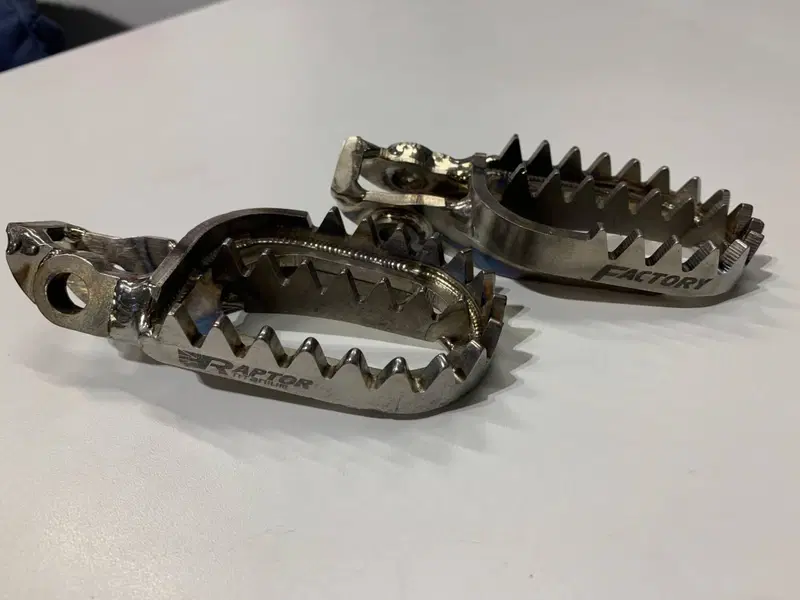 Pedane Raptor Titanium per Husqvarna / KTM / GAS G (3)