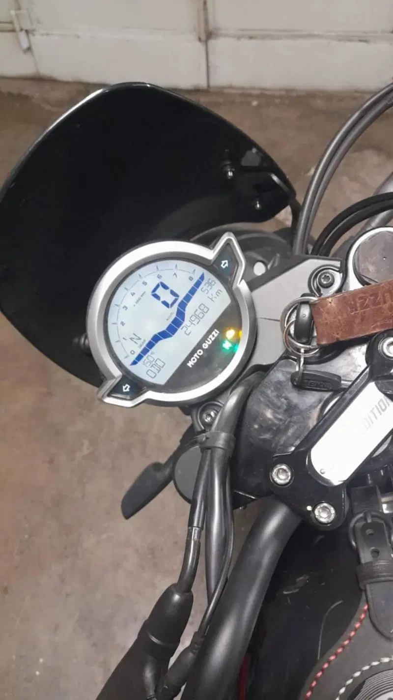 Moto Guzzi V7 Stone Special Edition (2022 - 25) (3)