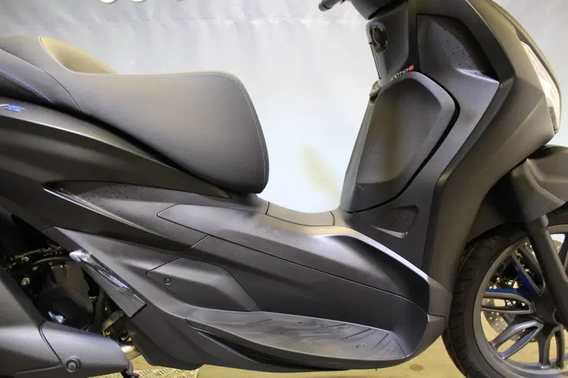Piaggio Beverly 400 S (2025 - 26) (8)