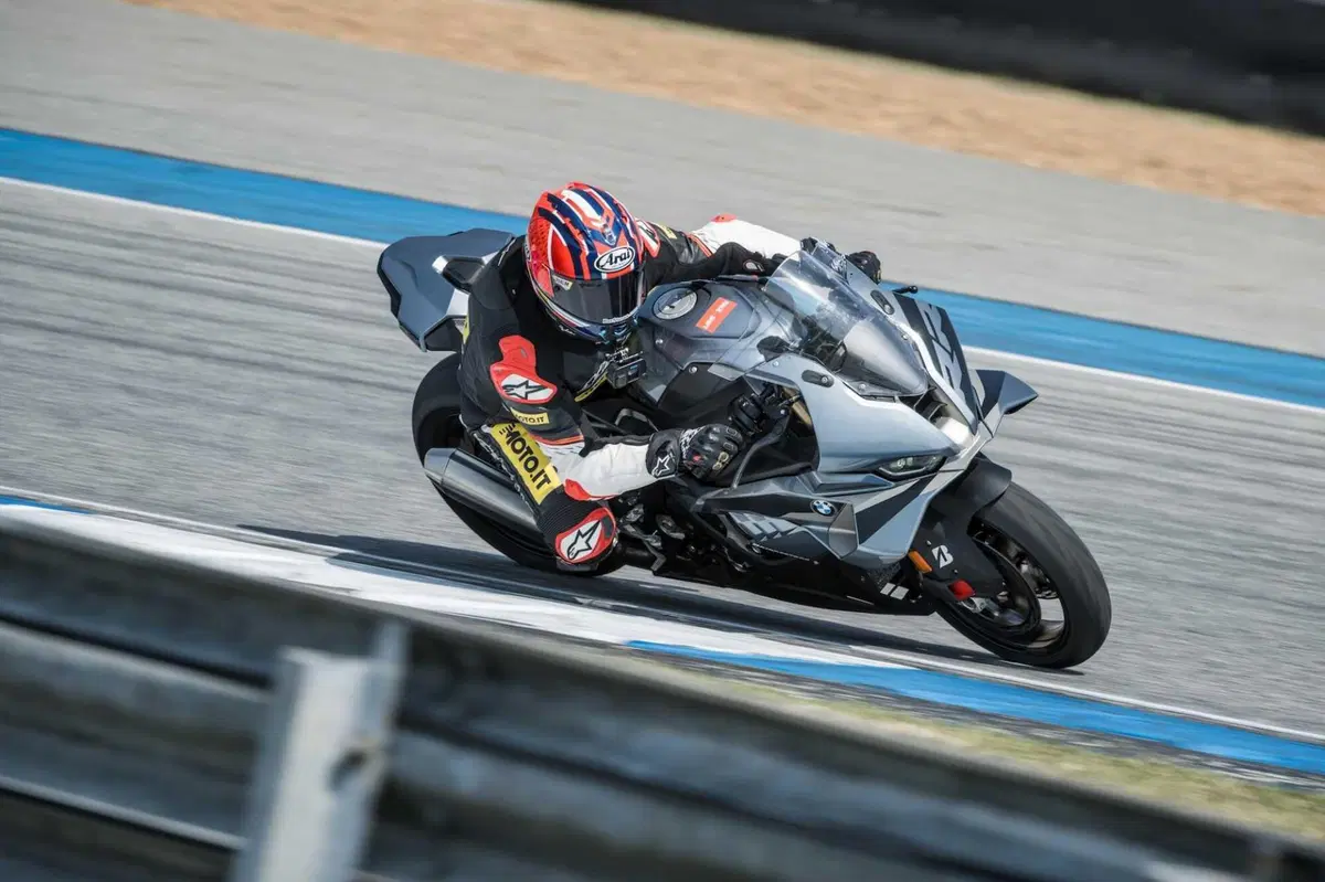 Bridgestone Battlax Racing Street RS12: Porta la Pista in Strada (5)