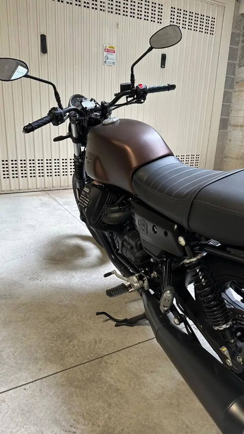 Moto Guzzi V7 III Stone Night Pack (2019 - 20) (2)