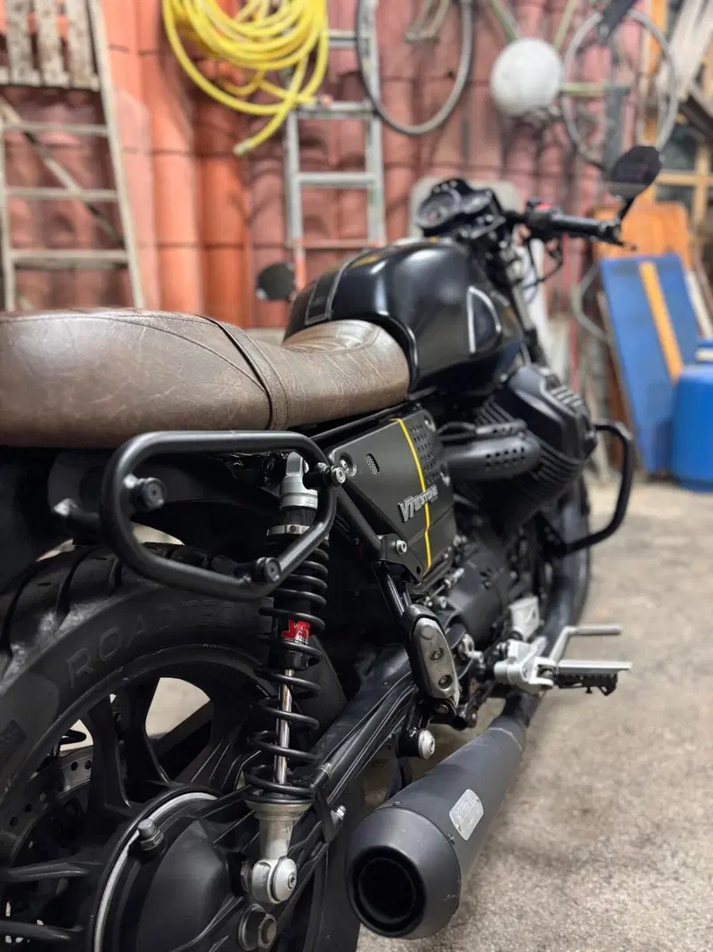 Moto Guzzi V7 III Stone (2017 - 20) (9)