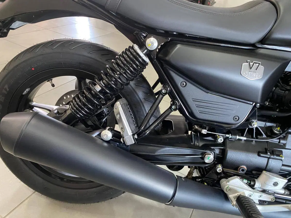 Moto Guzzi V7 Stone (2025 - 26) (4)