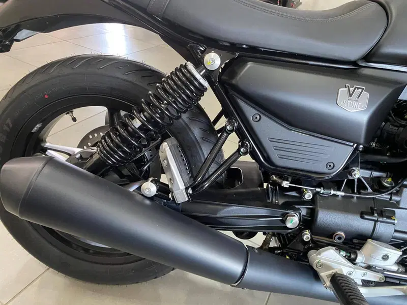 Moto Guzzi V7 Stone (2025 - 26) (4)