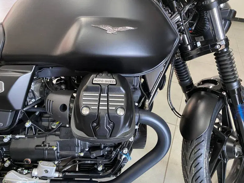 Moto Guzzi V7 Stone (2025 - 26) (5)
