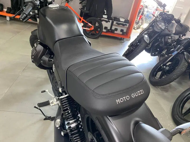 Moto Guzzi V7 Stone (2025 - 26) (6)