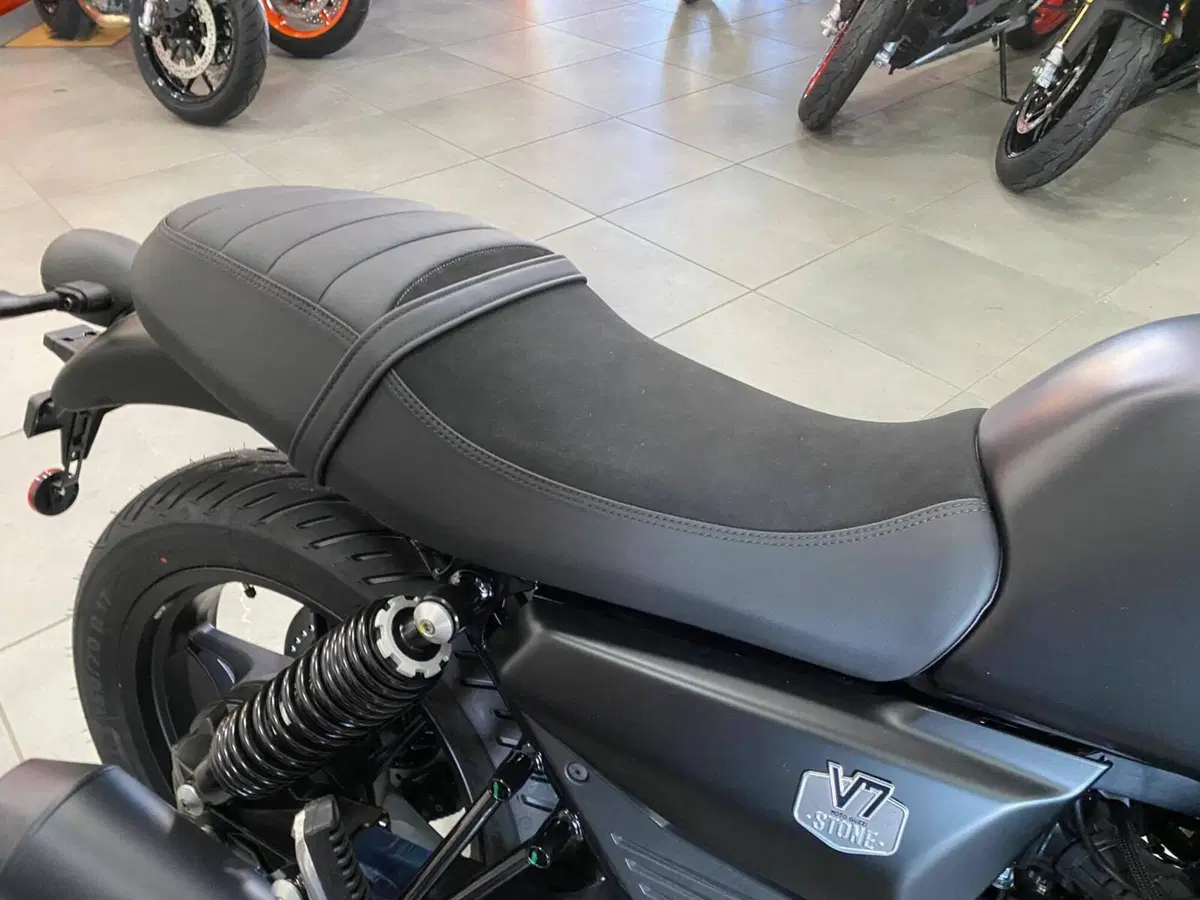 Moto Guzzi V7 Stone (2025 - 26) (7)