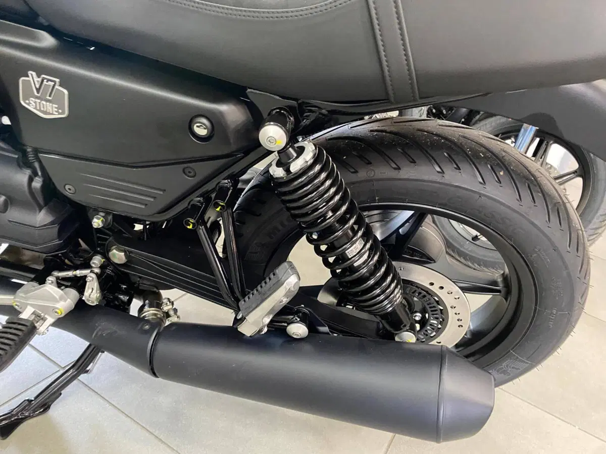 Moto Guzzi V7 Stone (2025 - 26) (8)