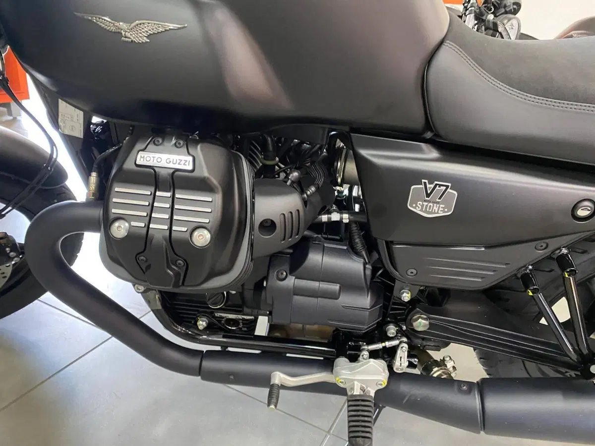 Moto Guzzi V7 Stone (2025 - 26) (10)