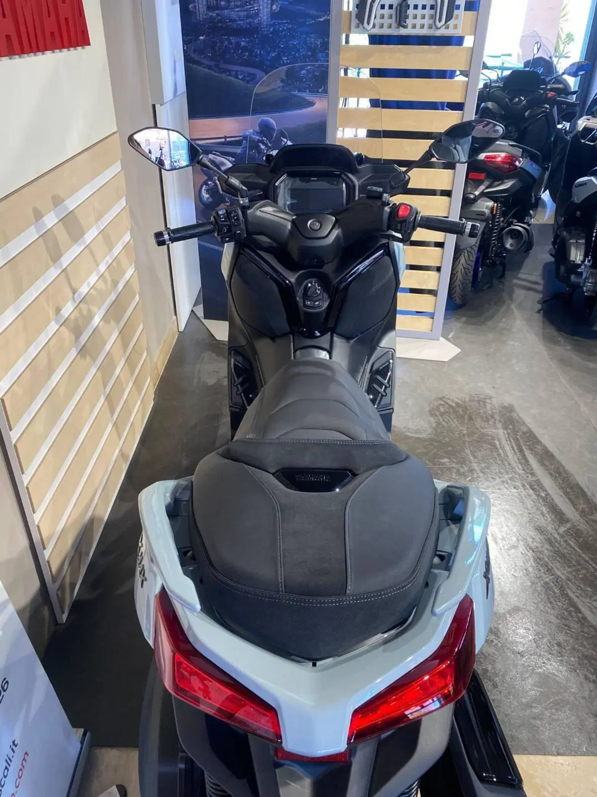 Yamaha X-Max 300 Tech Max (2025 - 26) (3)