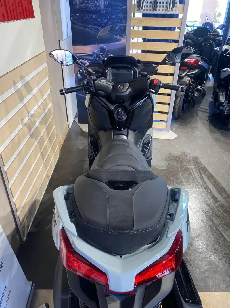 Yamaha X-Max 300 Tech Max (2025 - 26) (3)