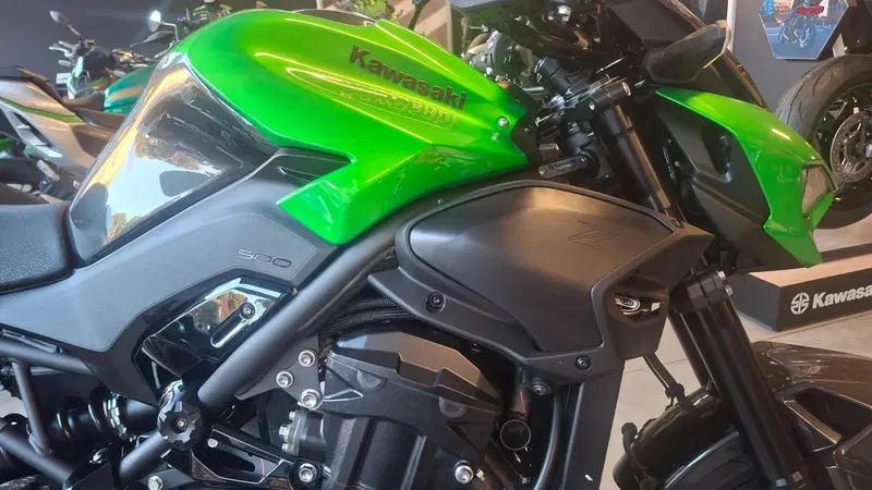 Kawasaki Z 900 (2025 - 26) (4)
