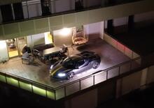 Parcheggia la Ferrari da 300.000 euro sul balcone di casa: Volevo una teca di vetro illuminata. Poi arriva la polizia