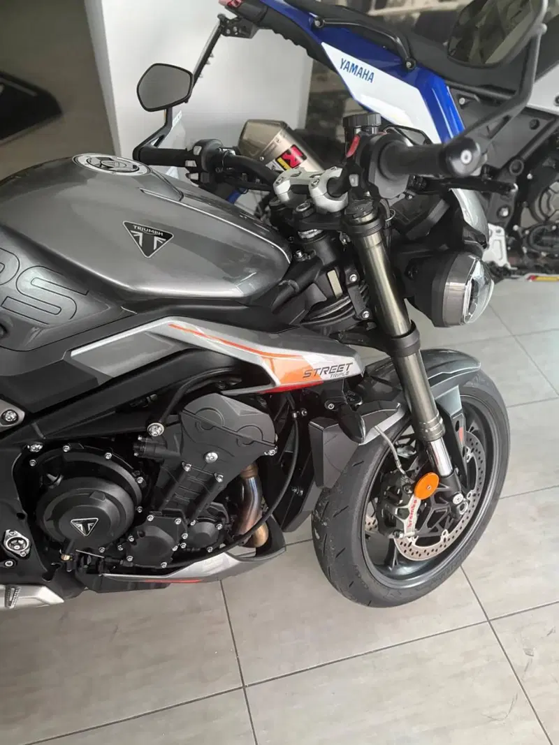 Triumph Street Triple 765 RS (2023 - 26) (2)