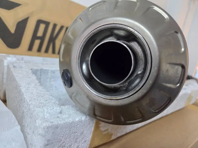 AKRAPOVIČ "SLIP-ON LINE" USATO SOLO PER ESPOSIZION Akrapovic (5)