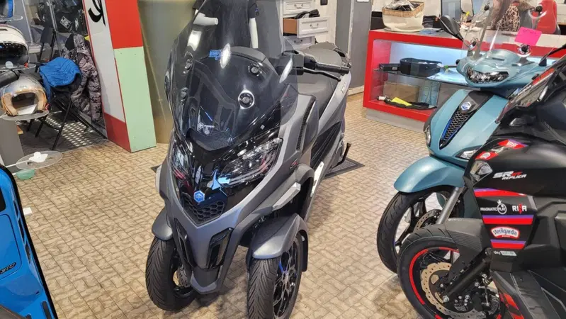 Piaggio MP3 400 Sport Hpe (2025 - 26) (4)