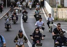 Sicurezza prima di tutto: Pechino impone il casco agli scooter elettrici