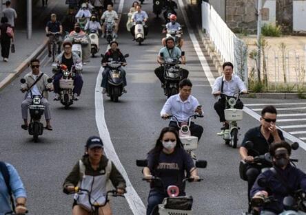 Sicurezza prima di tutto: Pechino impone il casco agli scooter elettrici