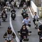 Sicurezza prima di tutto: Pechino impone il casco agli scooter elettrici