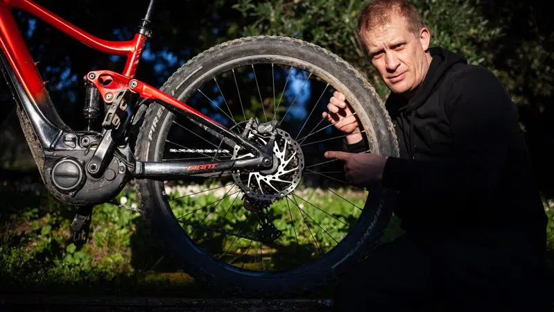 Come modificare (e sbloccare) con 100&euro; una eMTB standard e farci i mondiali FIM?