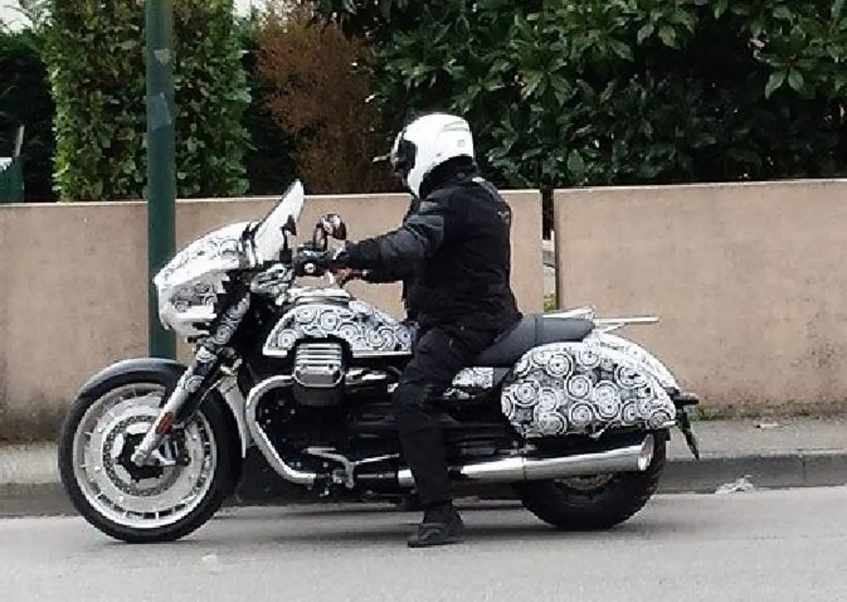 Moto Guzzi California in versione Bagger (2)