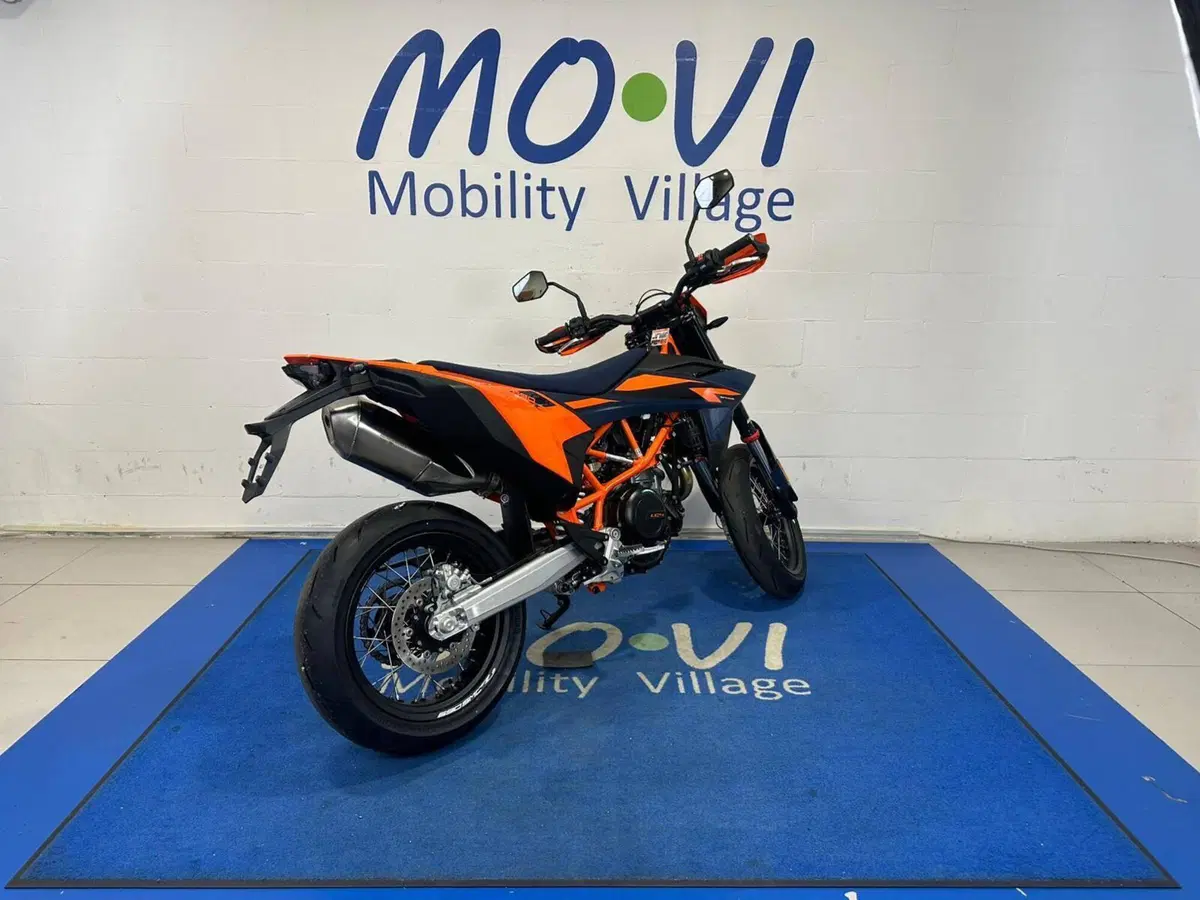KTM 690 SMC R (2026) (2)