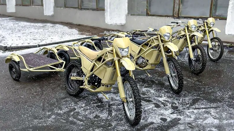 Non solo AK-47: Kalashnikov lancia una moto elettrica pronta per guerra ed emergenze
