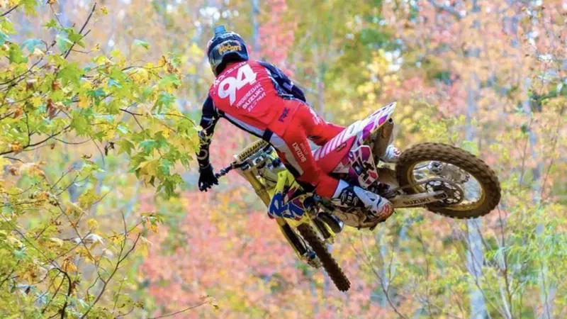 Pastrana contro Roczen contro Brown: la sfida definitiva in sella ad una Suzuki 500 2 tempi [VIDEO]