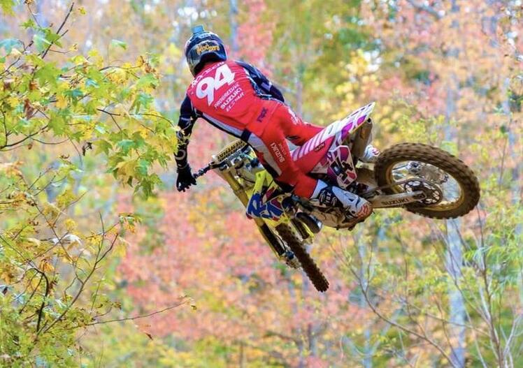 Pastrana contro Roczen contro Brown: la sfida definitiva in sella ad una Suzuki 500 2 tempi [VIDEO]