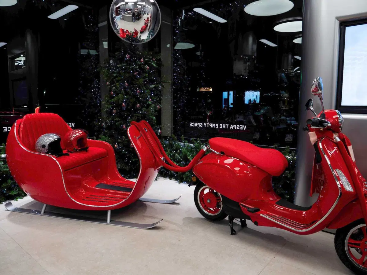 Milano celebra il Natale con la slitta firmata Vespa