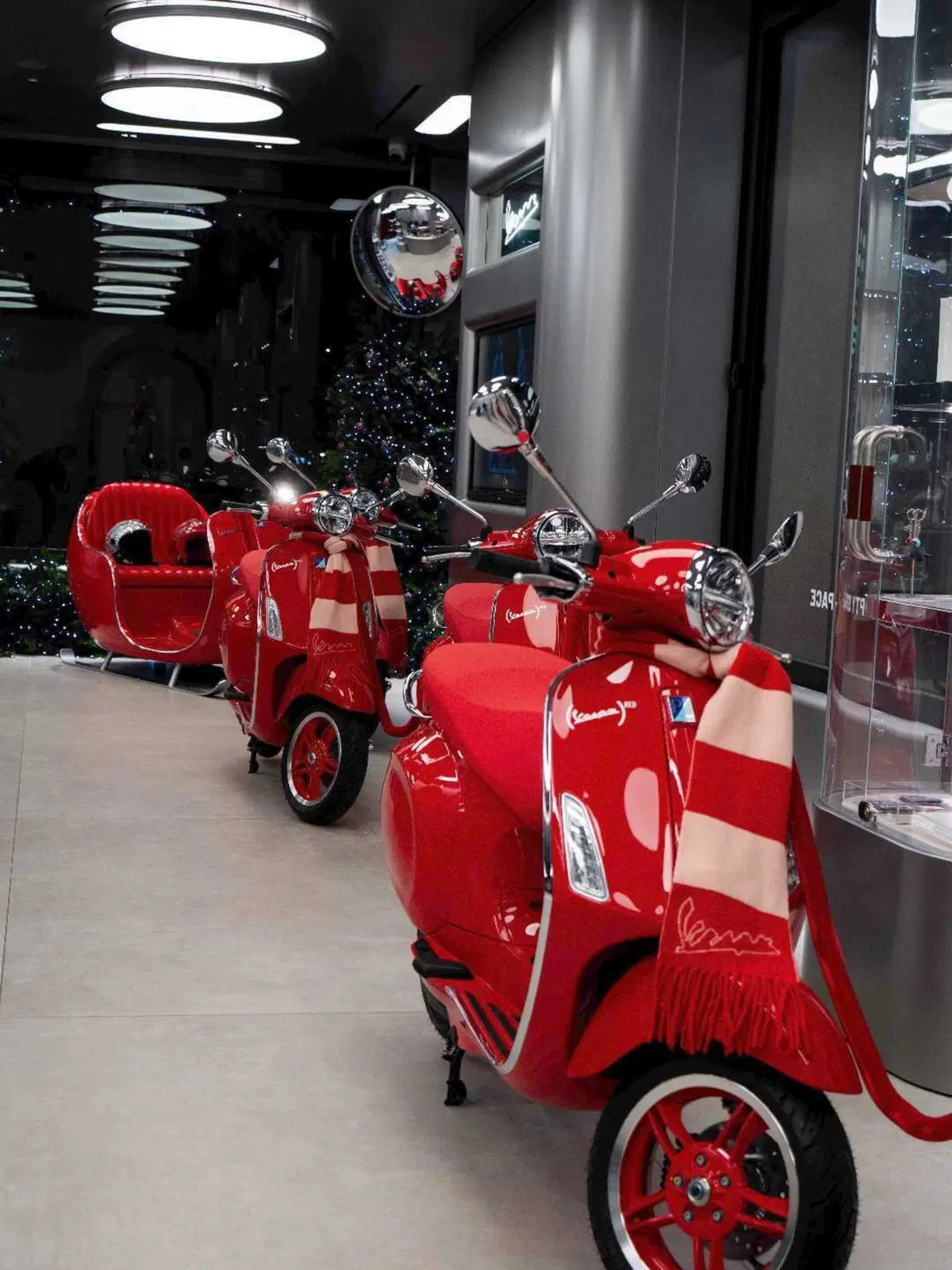 Milano celebra il Natale con la slitta firmata Vespa (2)