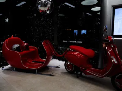 Milano celebra il Natale con la slitta firmata Vespa