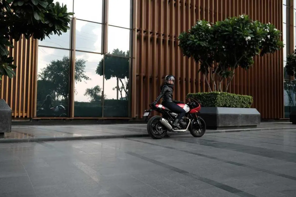 Triumph Thruxton 400 2026: il mito café racer rinasce. Prezzo e scheda tecnica [GALLERY] (2)