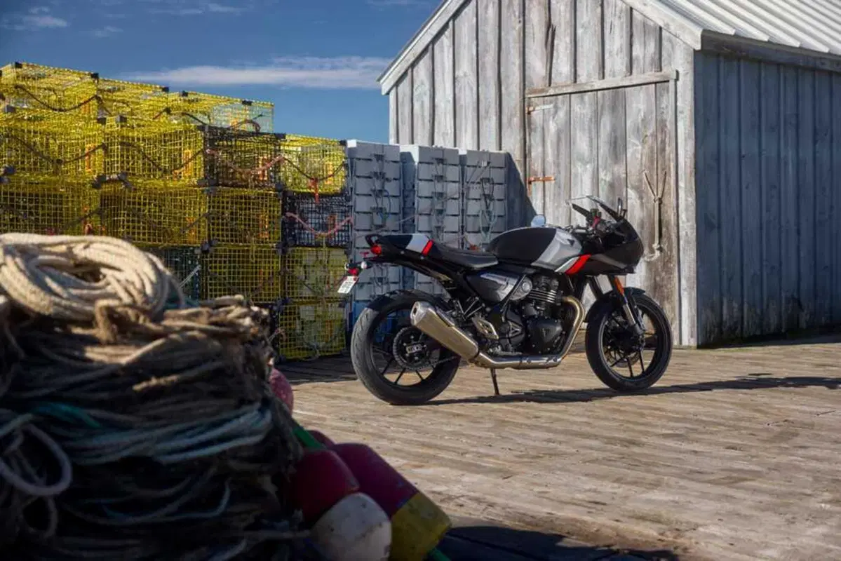 Triumph Thruxton 400 2026: il mito café racer rinasce. Prezzo e scheda tecnica [GALLERY] (5)