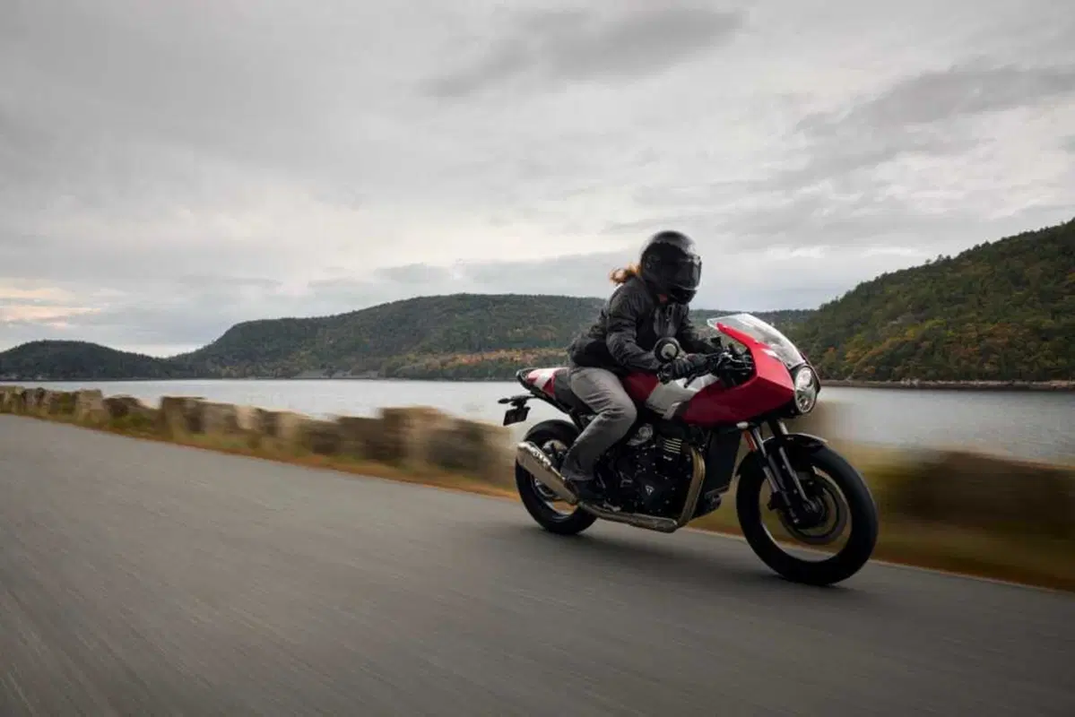 Triumph Thruxton 400 2026: il mito café racer rinasce. Prezzo e scheda tecnica [GALLERY] (8)