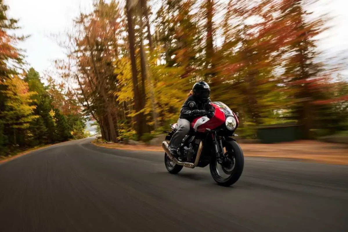 Triumph Thruxton 400 2026: il mito café racer rinasce. Prezzo e scheda tecnica [GALLERY] (9)