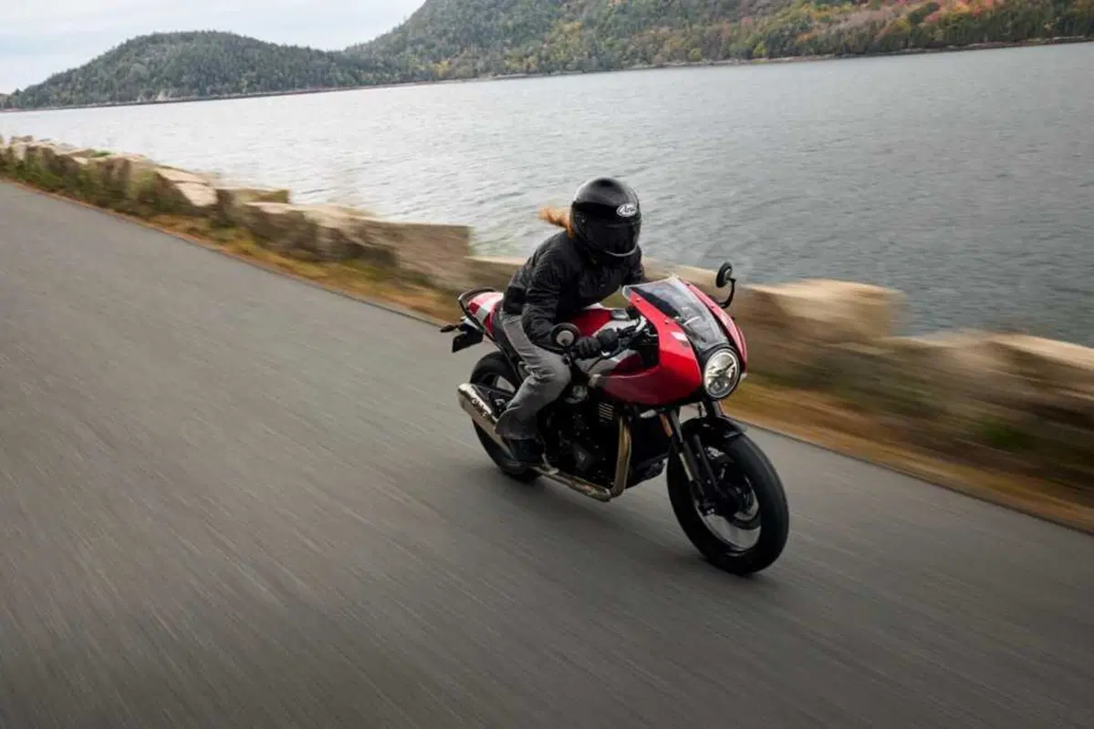 Triumph Thruxton 400 2026: il mito café racer rinasce. Prezzo e scheda tecnica [GALLERY] (11)