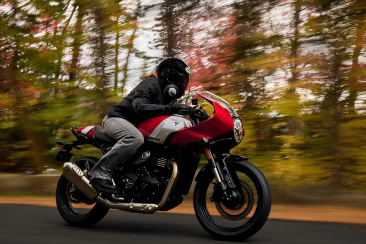 Triumph Thruxton 400 2026: il mito café racer rinasce. Prezzo e scheda tecnica [GALLERY] (12)
