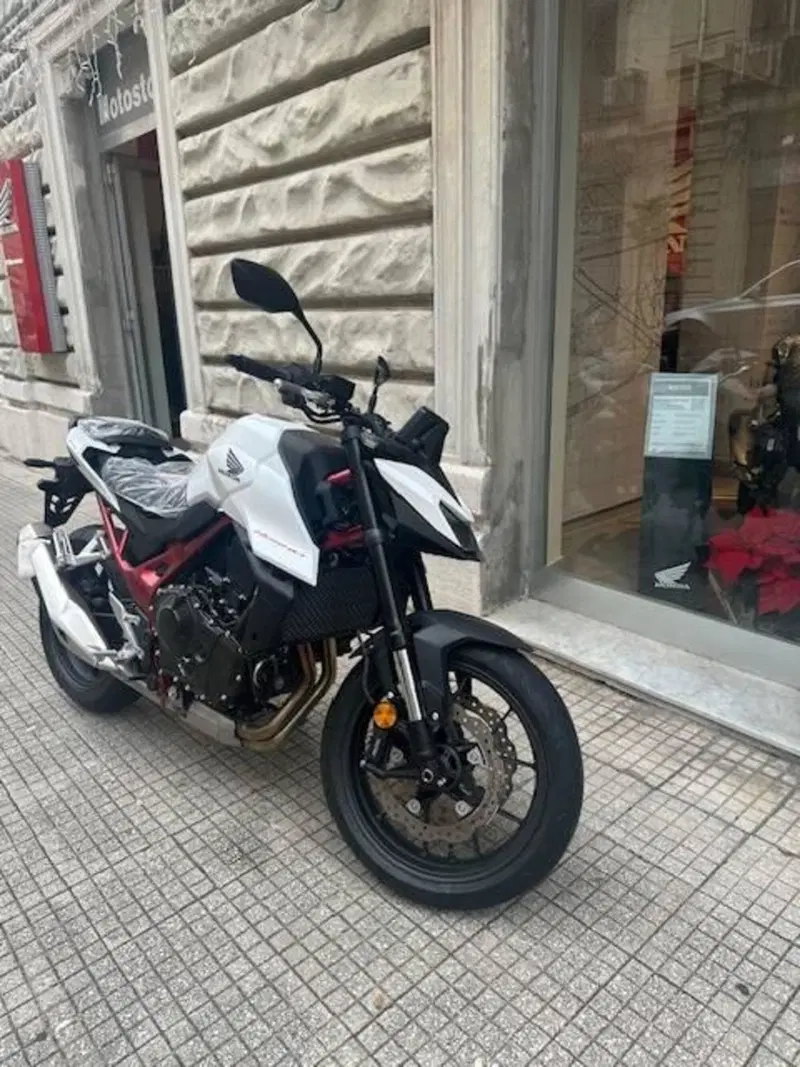 Honda CB 750 Hornet (2025) (2)
