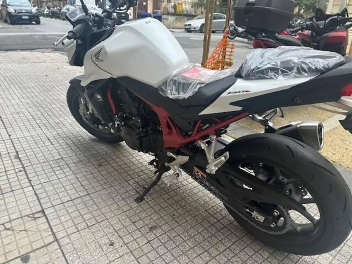Honda CB 750 Hornet (2025) (4)