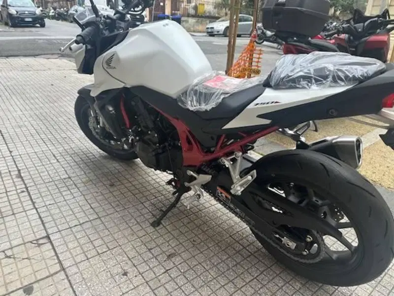 Honda CB 750 Hornet (2025) (4)