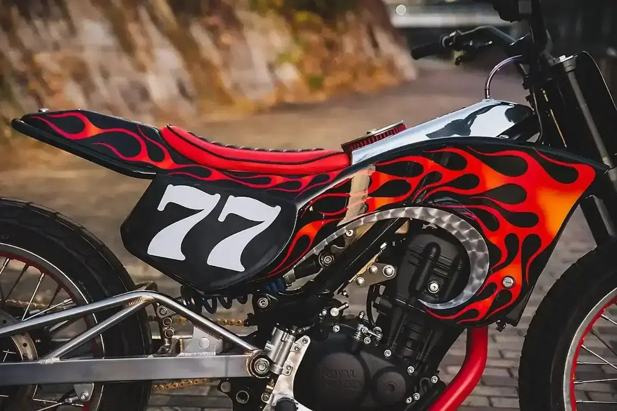 Royal Enfield Guerrilla 450 Carolina Reaper: la special al peperoncino che infiamma il Giappone! (4)
