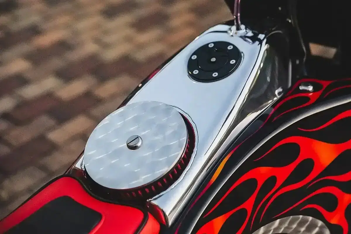 Royal Enfield Guerrilla 450 Carolina Reaper: la special al peperoncino che infiamma il Giappone! (5)