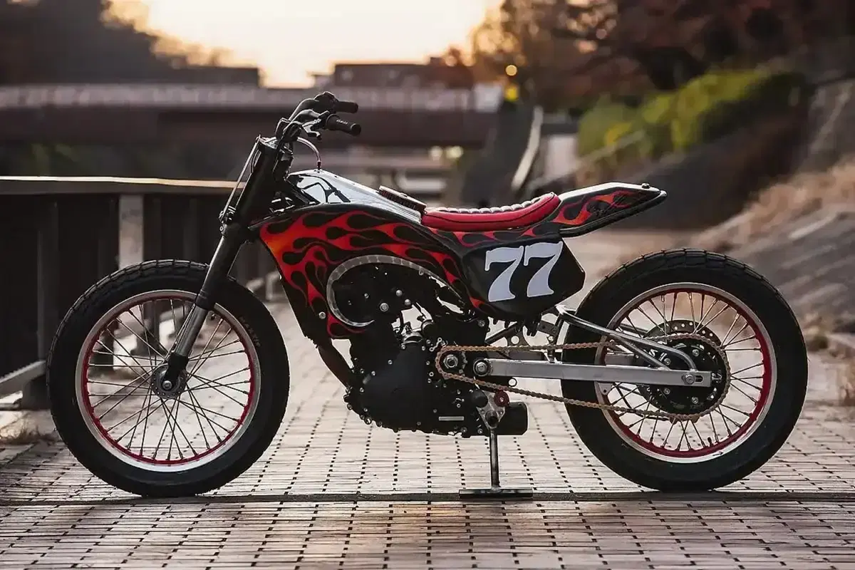 Royal Enfield Guerrilla 450 Carolina Reaper: la special al peperoncino che infiamma il Giappone! (2)
