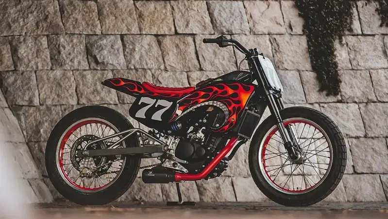 Royal Enfield Guerrilla 450 Carolina Reaper: la special al peperoncino che infiamma il Giappone!